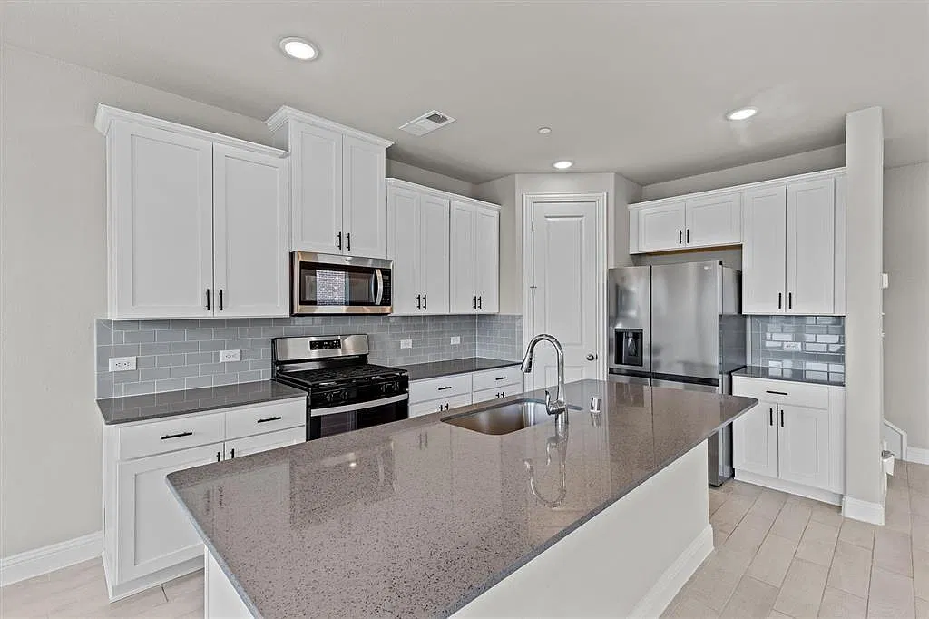 3 bed, 2.5 bath, 2015 sqft, $3,000 — Photo 2