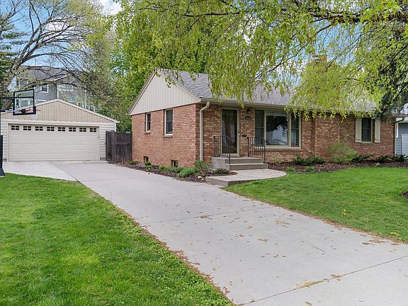 3rd image of 5928 Chowen Ave S