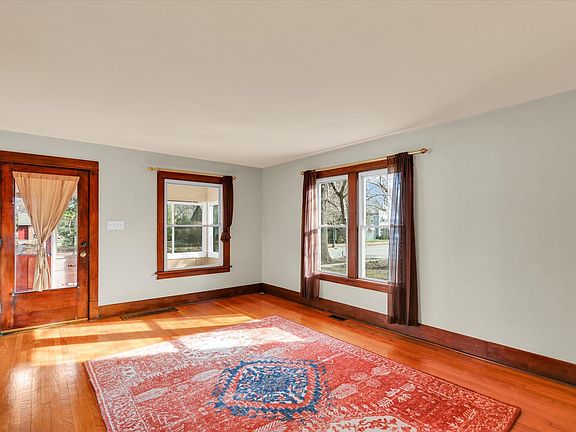 2nd image of 809 W John St