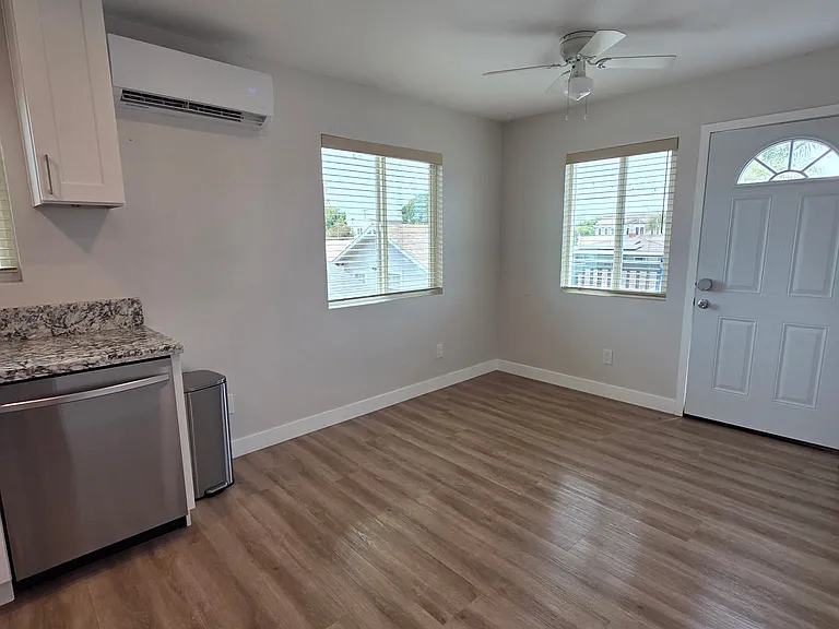 1656 Evergreen Ave #B — Photo 2