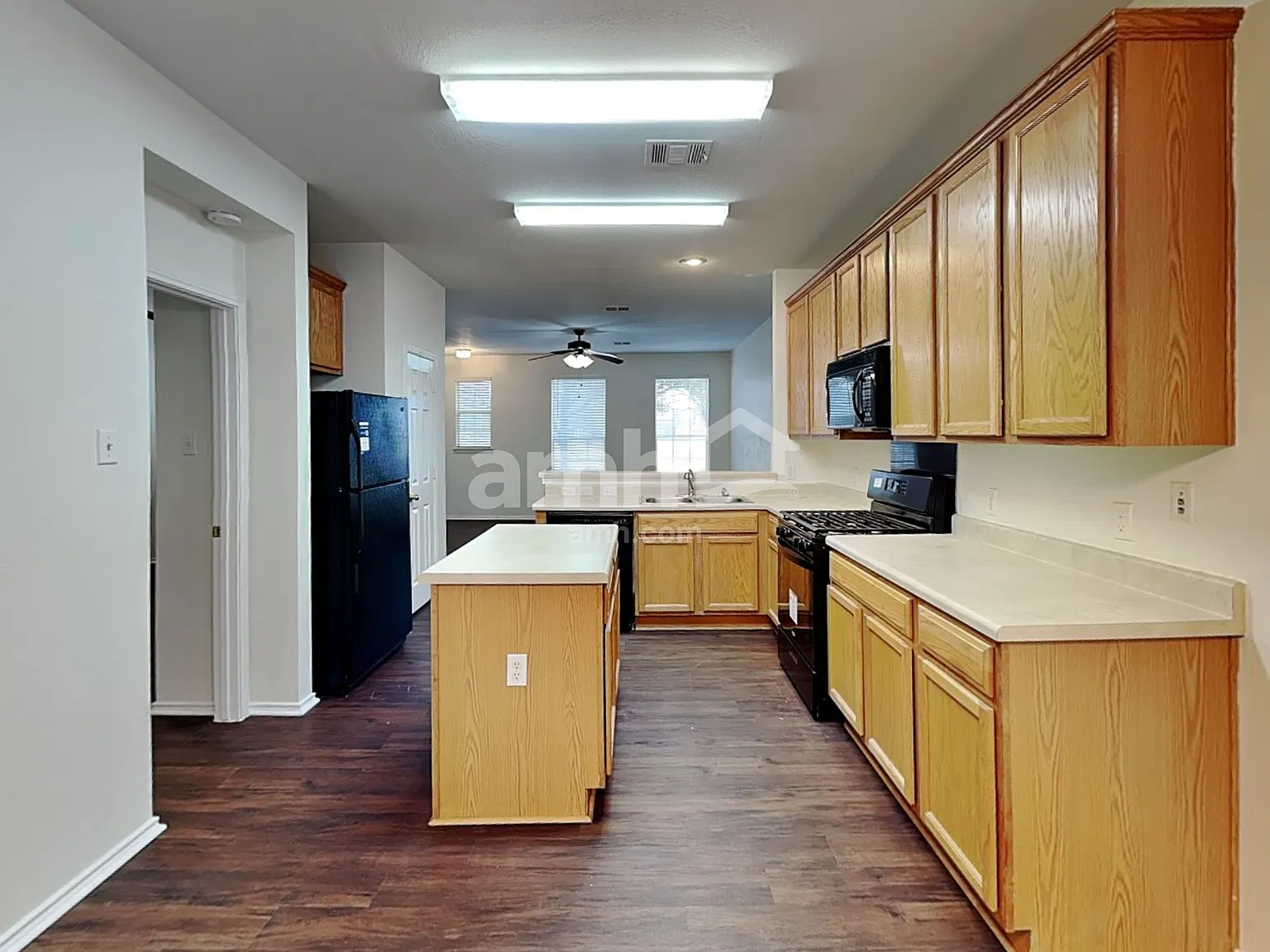 4 bed, 2.5 bath, 1956 sqft, $2,115 — Photo 3