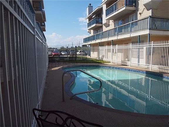 3rd image of 901 Joe Yenni Blvd