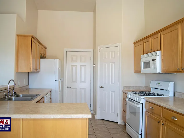 1422 Southern View Dr — Photo 3