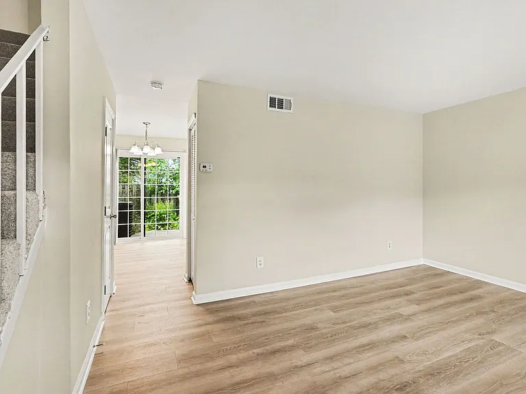 319 Brock Sq — Photo 5
