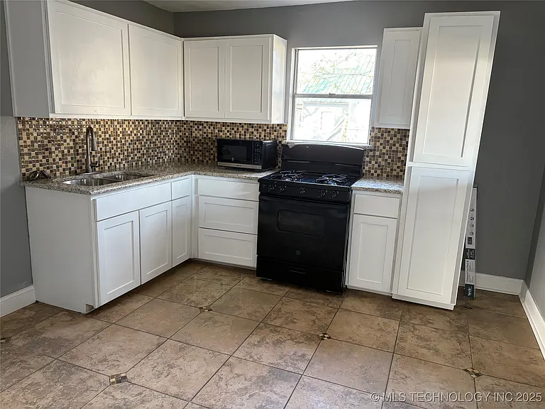 109 N Walker St — Photo 4