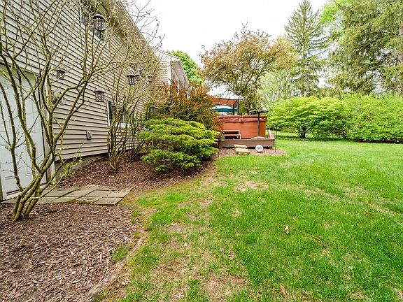 5th image of 10 Lennox Dr