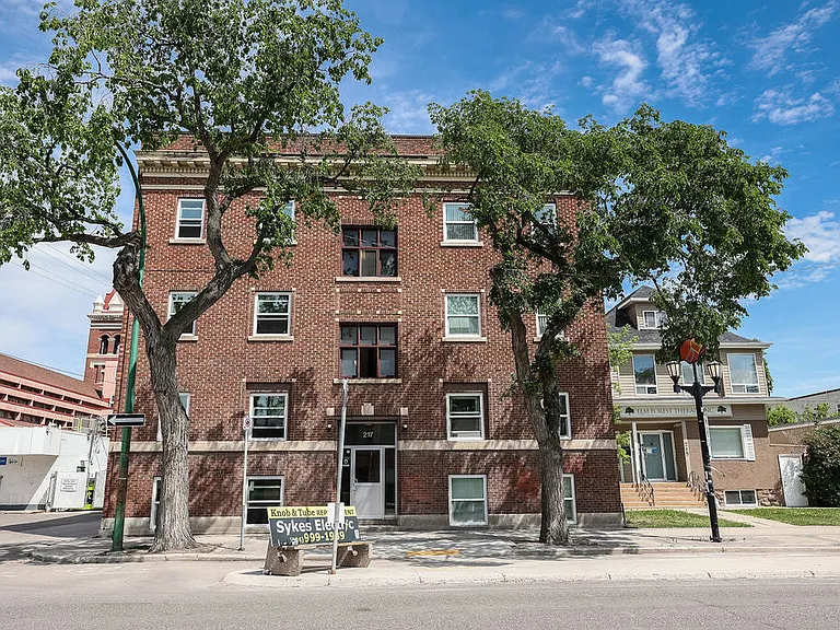 217 Sherbrook St — Photo 2