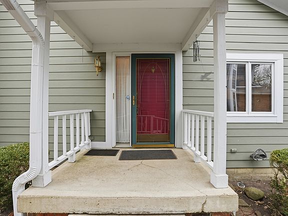 3rd image of 8128 Foxchase Cir
