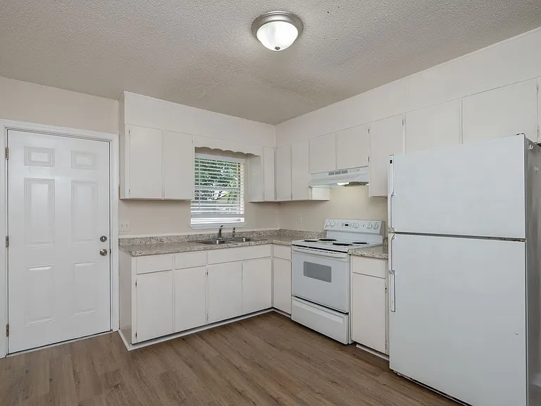 709B Greenwood St — Photo 8