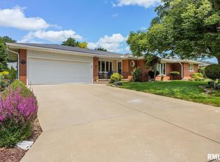 27 Northmoor Ct, Morton, IL 61550