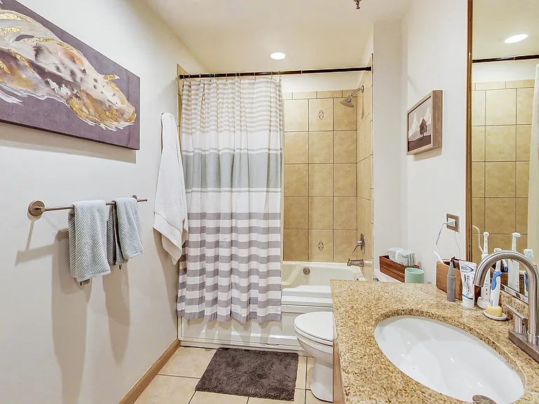 312 N May St #4K — Photo 11