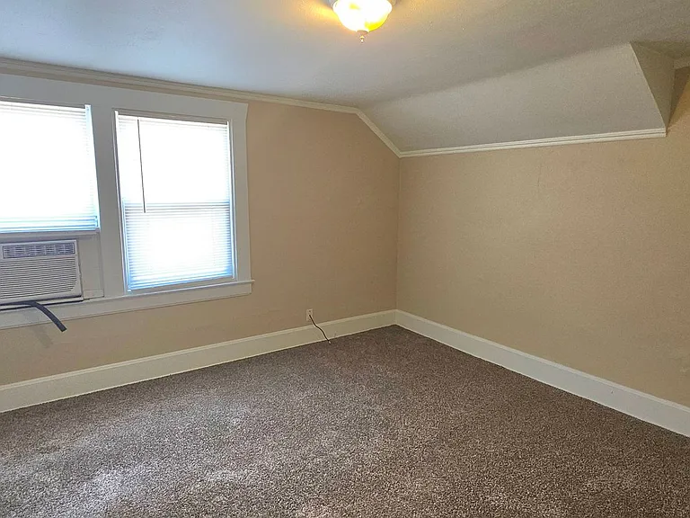 525 W Scott St — Photo 5