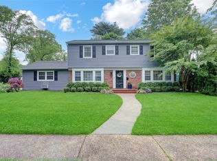 83 Poplar St, Garden City, NY 11530