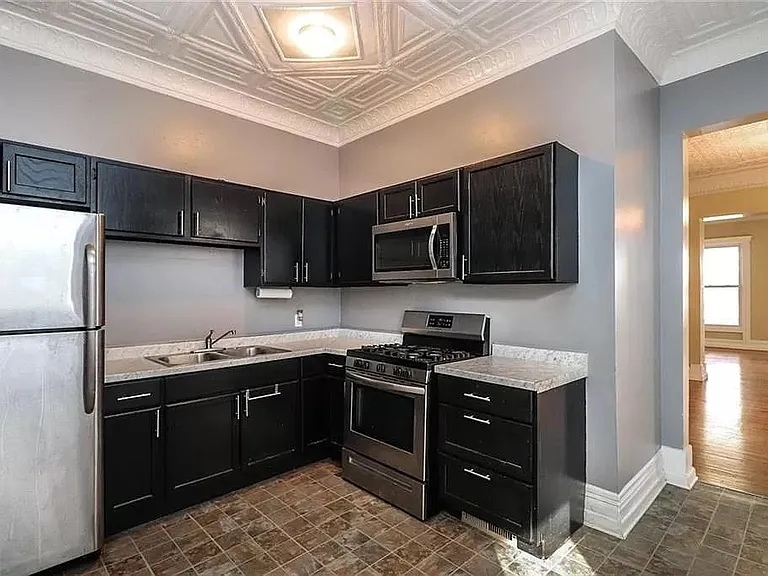 473 Alexander St — Photo 11