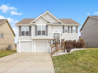 8916 NE Pawpaw Dr, Kansas City, MO 64157