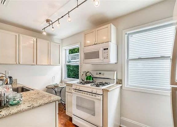 3rd image of 919 Jackson Ave #A