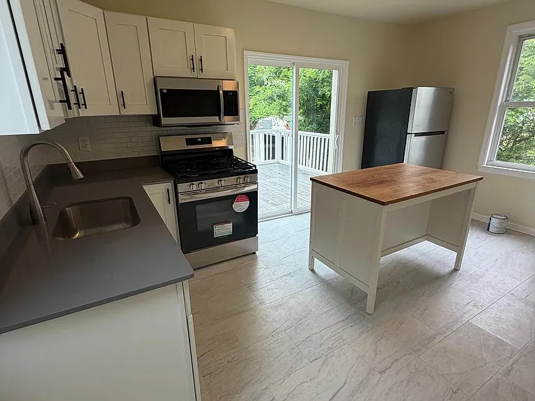 136 Webster St — Photo 7