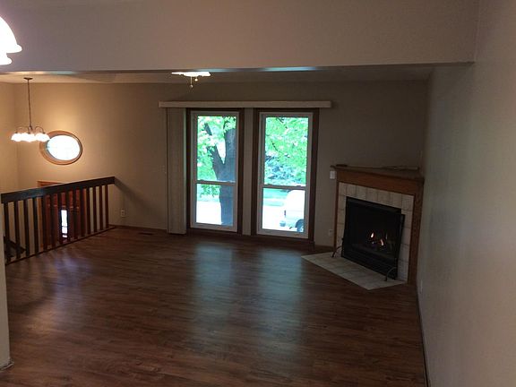 LivingRoomwFireplace