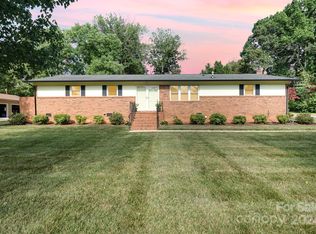 6308 Sunset Cir, Charlotte, NC 28216