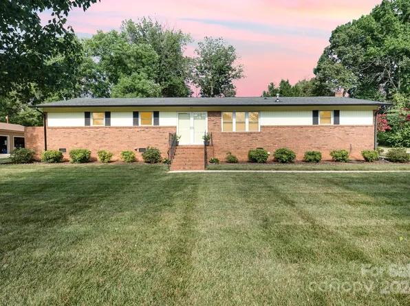 6308 Sunset Cir, Charlotte, NC 28216