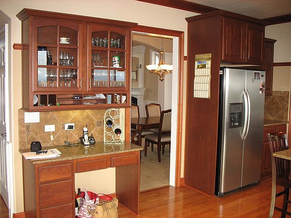 Kitchen W/built-in desk