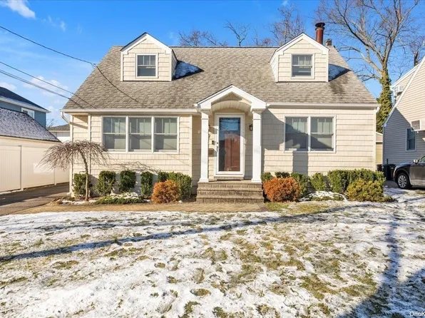 17 Northridge Avenue, Merrick, NY 11566
