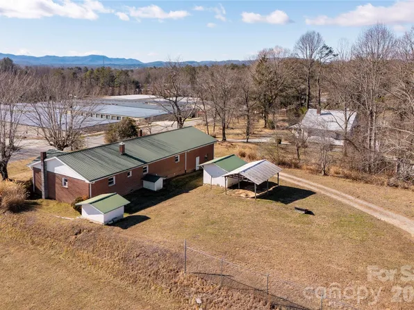 22 Madrid Ln, Hendersonville, NC 28792