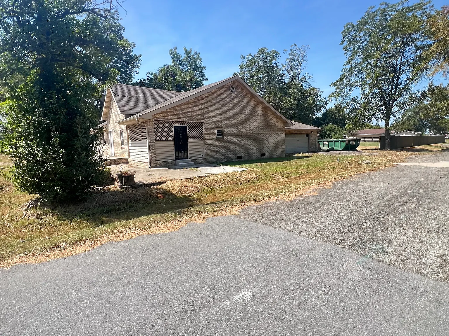3 bed, 2312 sqft, $2,100 — Photo 2