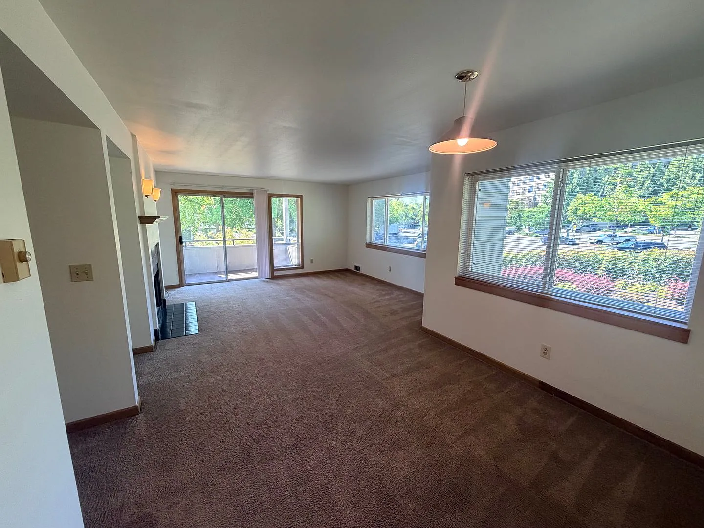 $500 Move-In Bonus! John's Landing End-Unit | Utilities Inc. + Mins to Waterfront — Photo 2