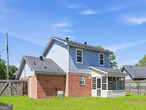 3rd image of 1528 Woodcrest Cir