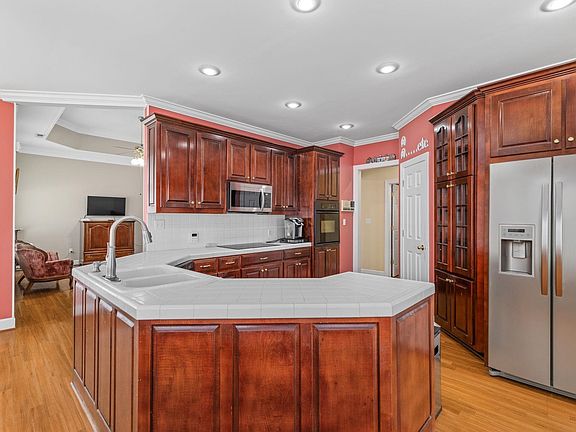 5th image of 384 Ridgecliff Dr