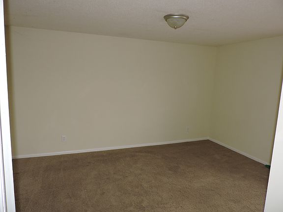 4th image of 425 8th Ave NE