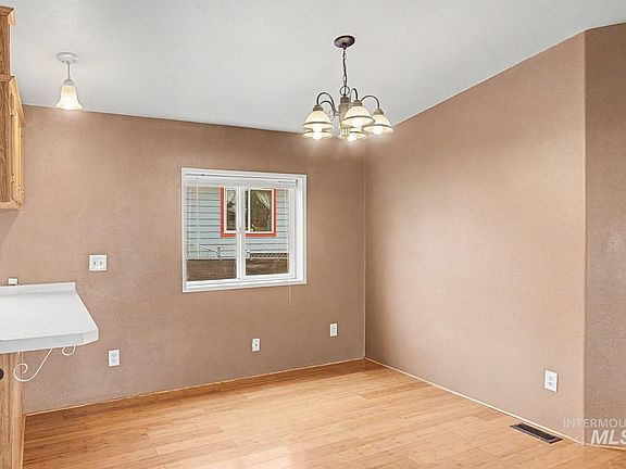 5th image of 1133 Riverview St