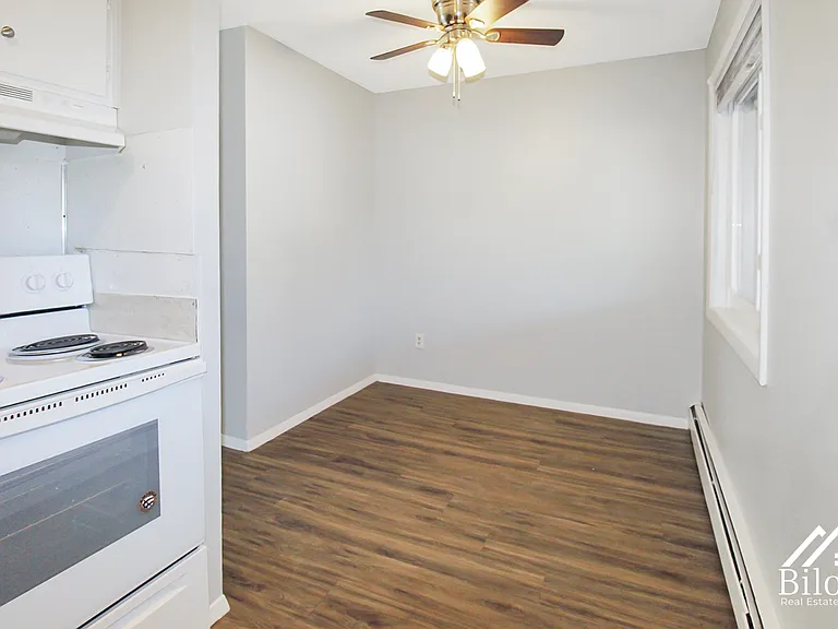 301 Oaklawn Ave — Photo 2