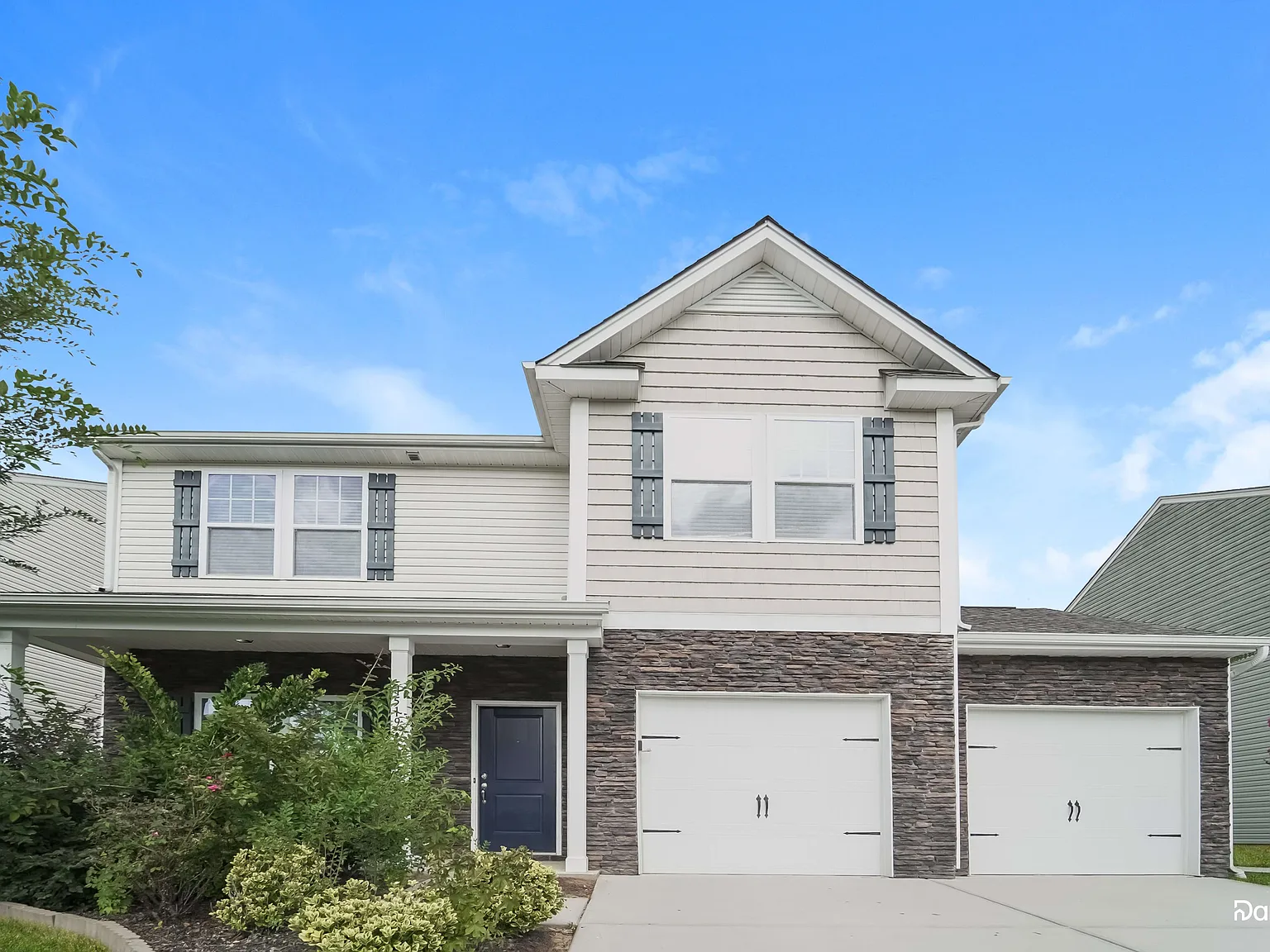 3 bed, 2.5 bath, 2196 sqft, $2,170 — Photo 3