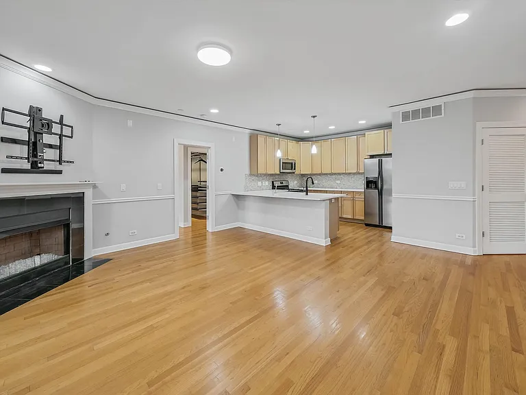 22 S Western Ave #202 — Photo 3