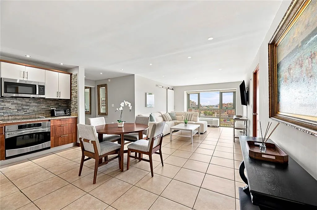 2 bed, 2.0 bath, 950 sqft, $5,000 — Photo 3
