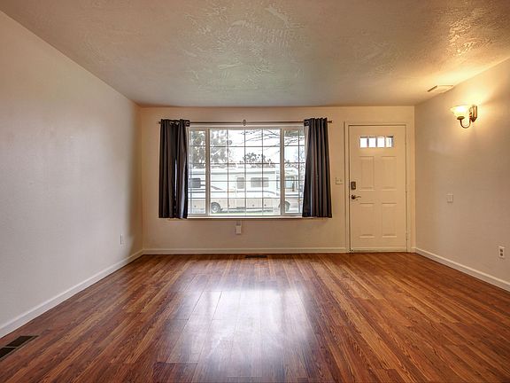 5th image of 528 Jeanette Ave