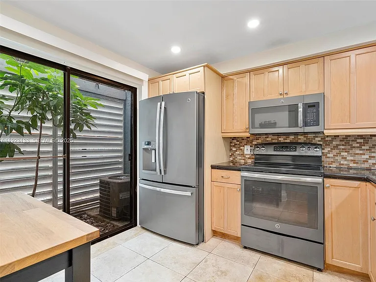 515 NE 38th St #10 — Photo 25