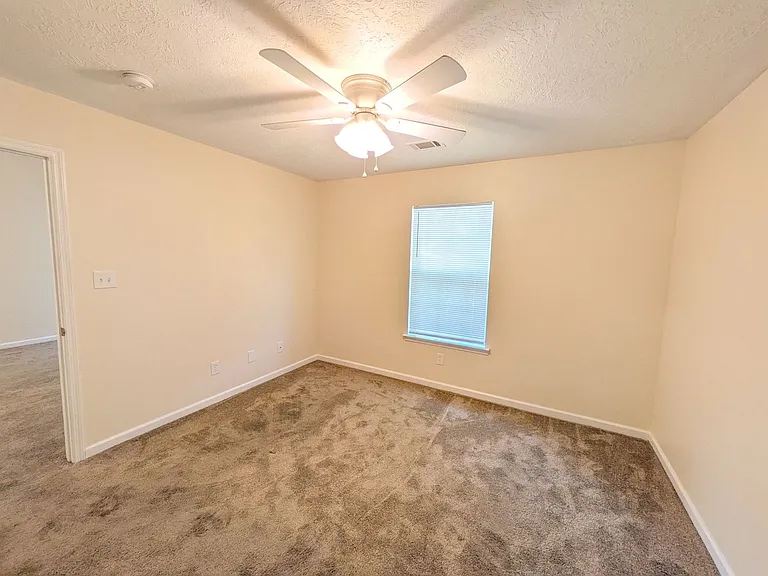 526 Edgecliff Ln — Photo 18