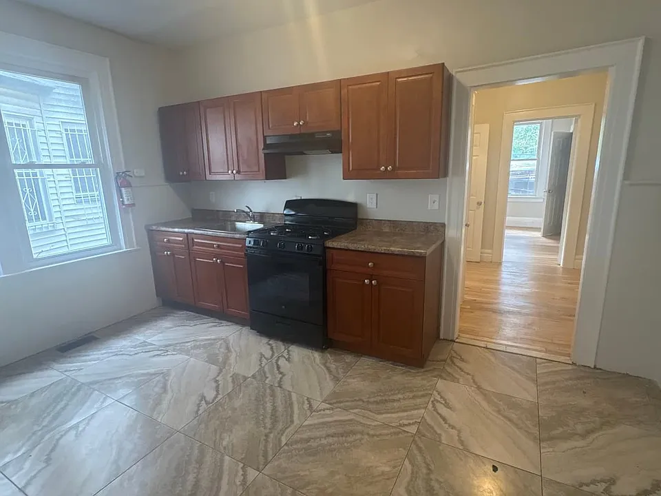 43 Isabella Ave #2L