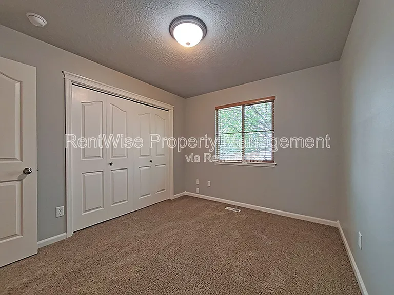 575 W Elias St — Photo 13