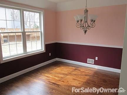 Dining Room
						:
						Tray Ceiling