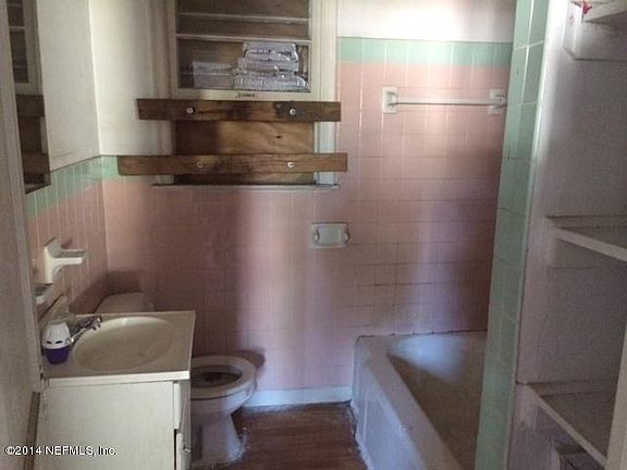 1410 W 9th (Bath Rm)