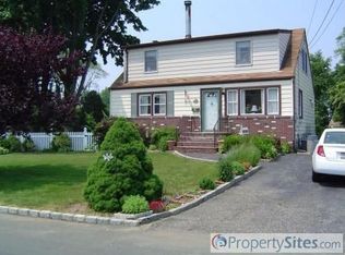600 Milligan Ln, West Islip, NY 11795