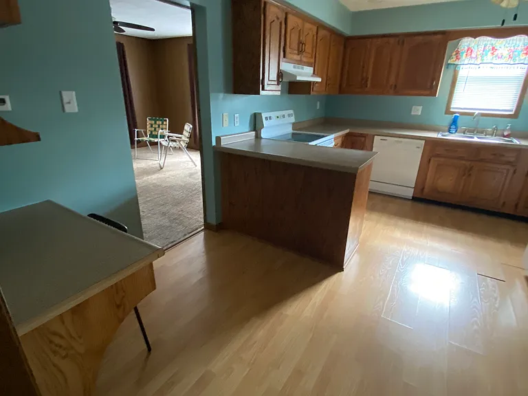 141 E South St — Photo 9