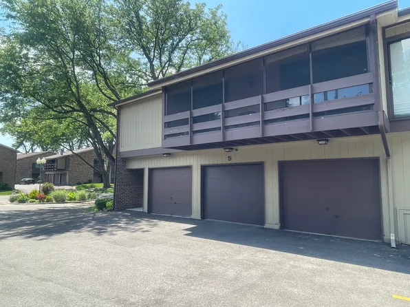 5 W Pebble Ct APT C, Palos Hills, IL 60465