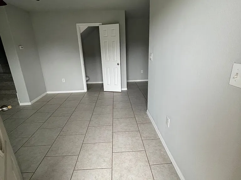 1101 Parkview Dr — Photo 2