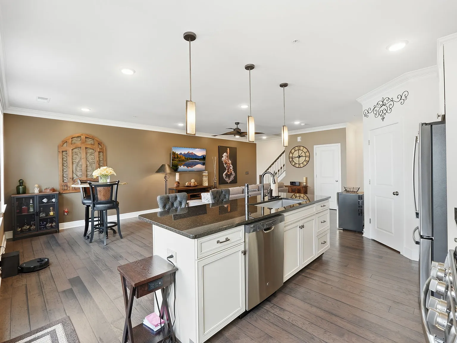 3 bed, 2.5 bath, 2264 sqft, $3,100 — Photo 2