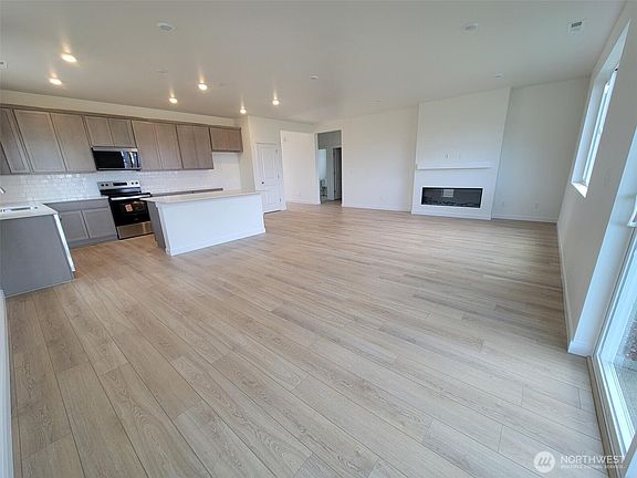 3rd image of 738 Holly Avenue #38